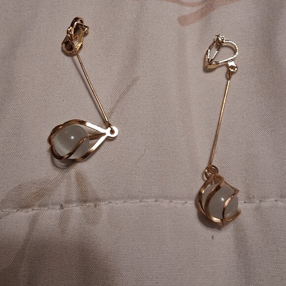 VINTAGE CLIP EARRINGS - Picture 1 of 1